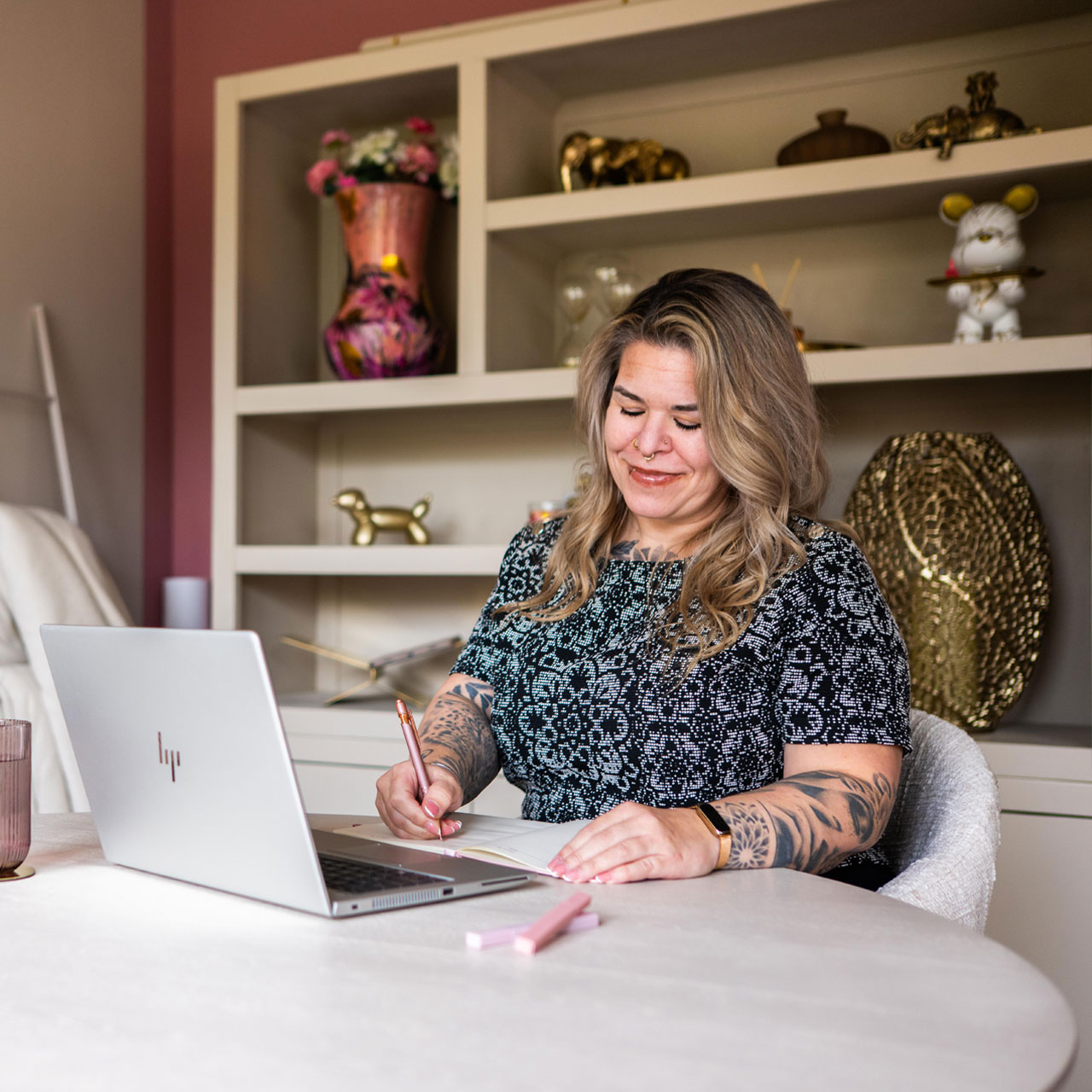 Virtual Assistant Maureen Simons aan het werk achter een laptop