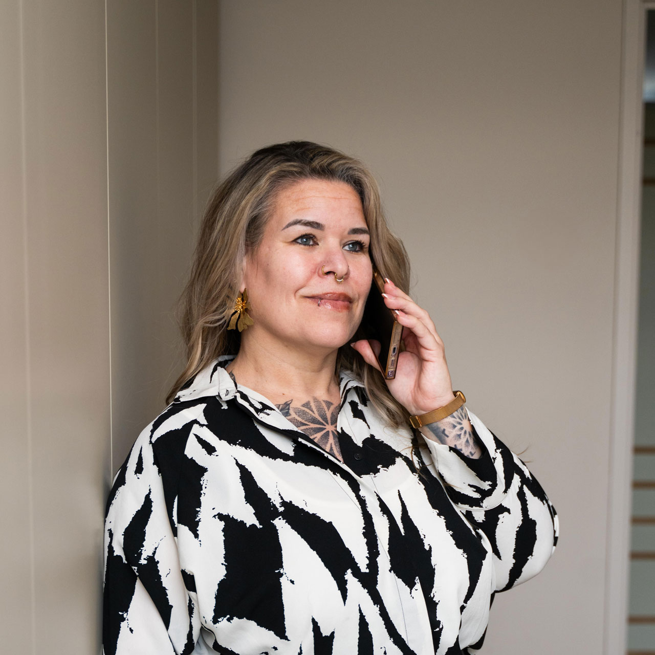 Virtual Assistant Maureen Simons bellend met een smartphone