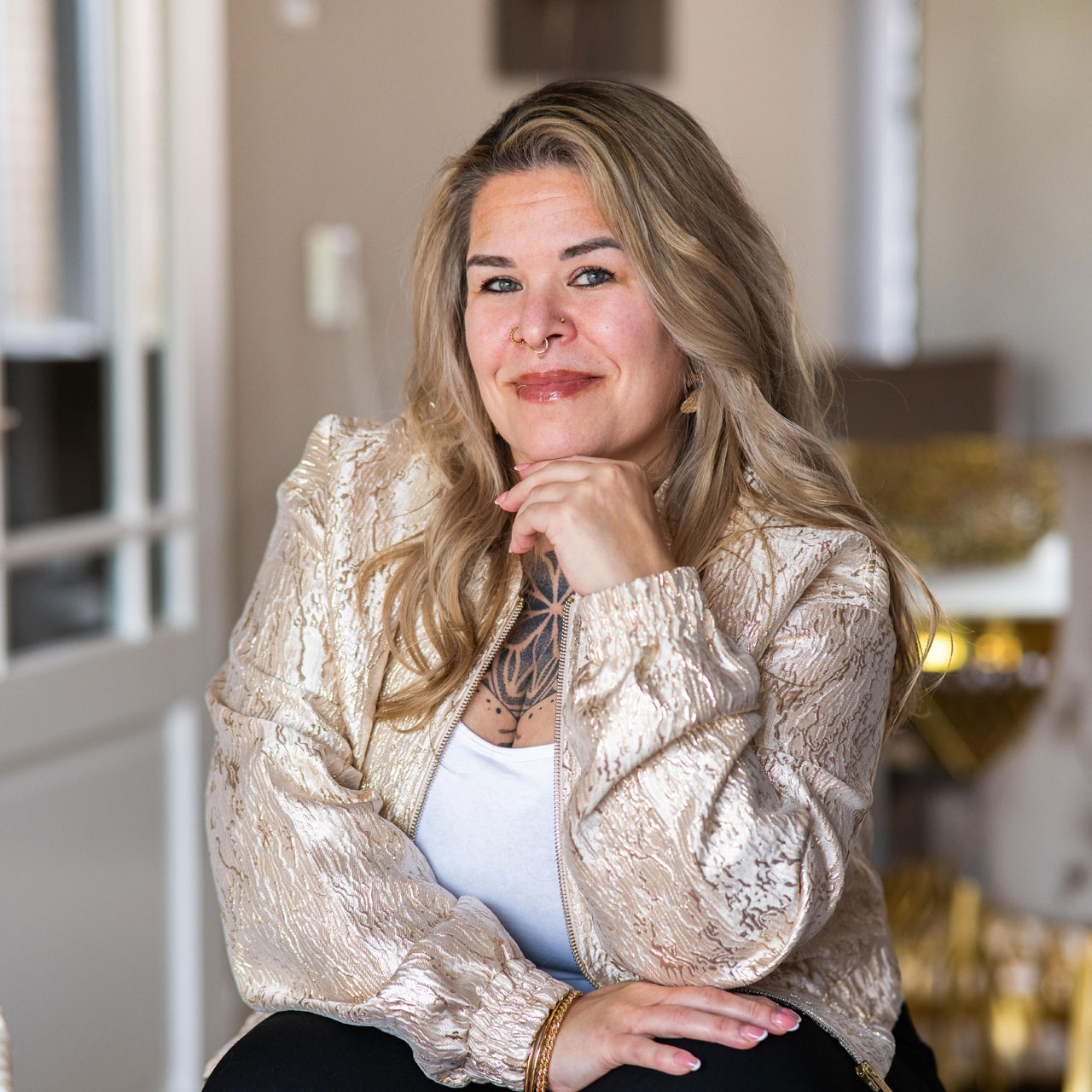 Virtual Assistant Maureen Simons zittend, kijkt je aan